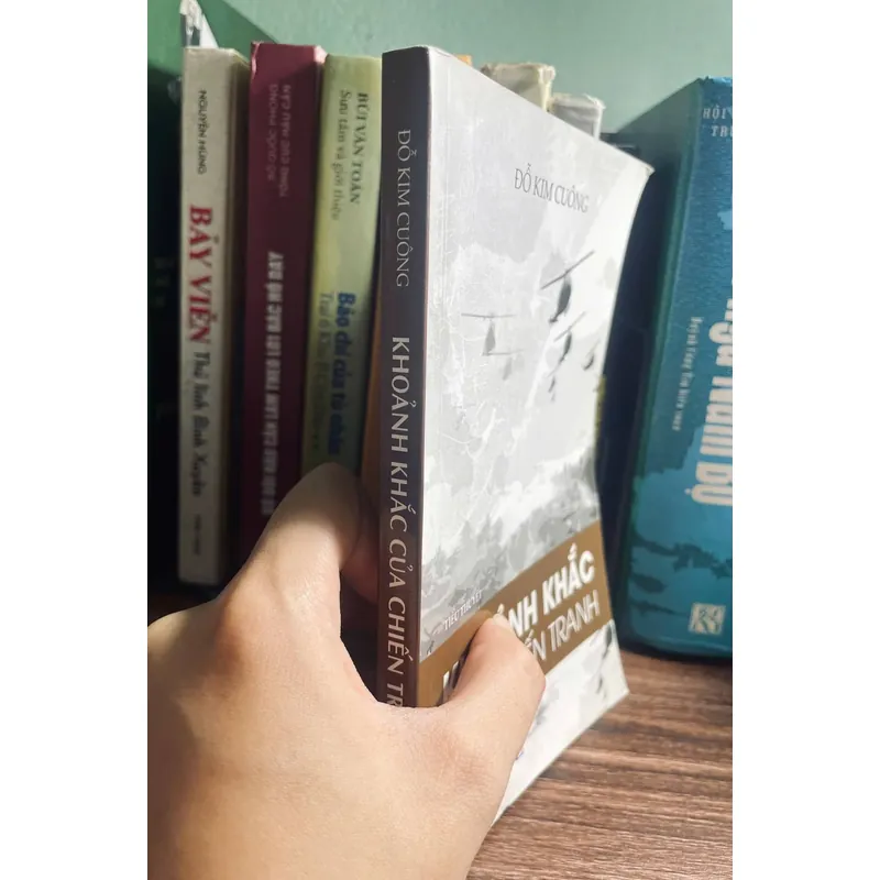 SÁCH KHOẢNG KHẮC CHIẾN TRANH 1058811