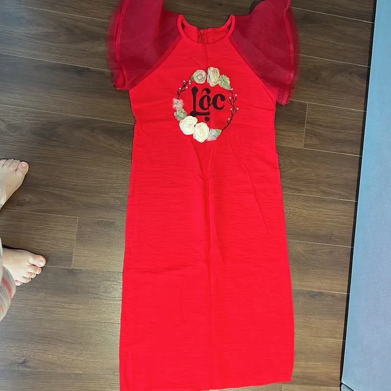 Áo dài KembiHome màu đỏ, cách tân kèm chân váy trắng, size S, đã mặc 1 lần 698150