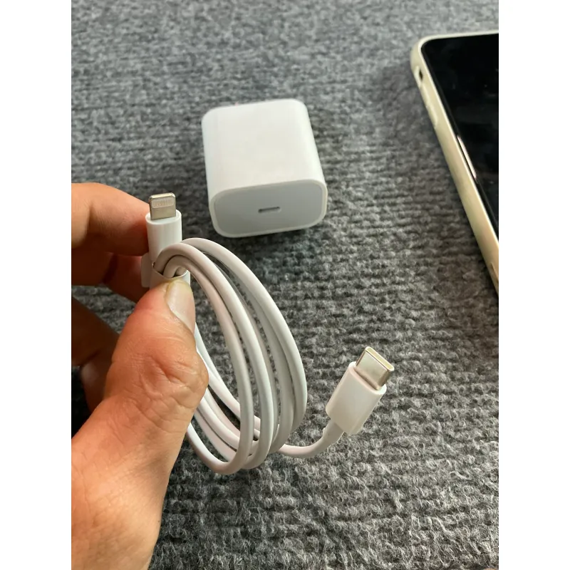 2 dây cáp sạc cũ lightning và 1 cốc sạc cũ 658700