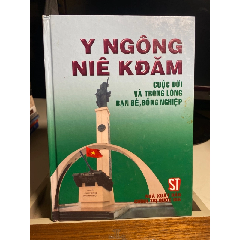 [Phiên Chợ Sách Cũ] Y Ngông Niê KĐăm cuộc đời và trong lòng bạn bè,đồng nghiệp (bìa cứng) 2006 -NXB Chính Trị Quốc Gia 0506 468458
