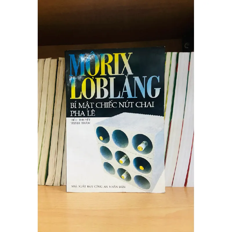 Bí mật chiếc nút chai pha lê - Môrix Lơblăng 553862