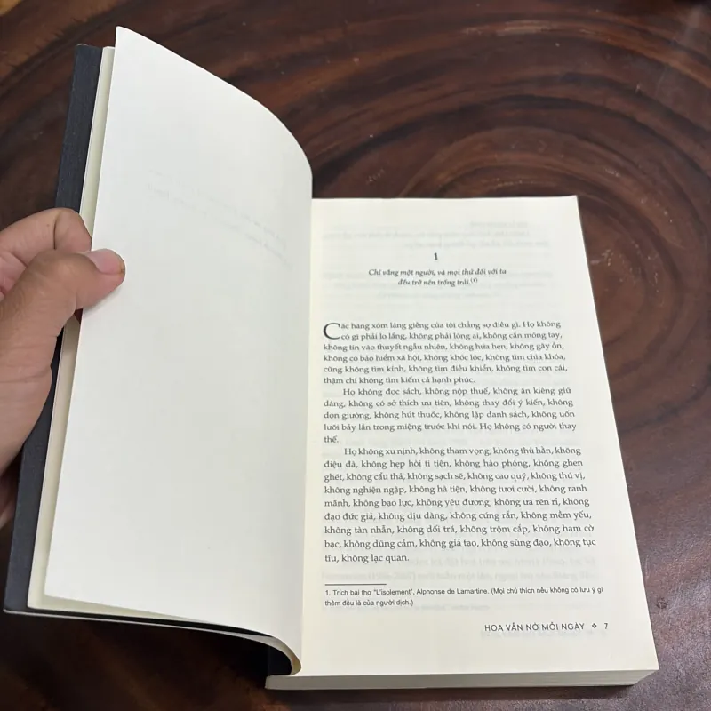 II Văn Học Nước Ngoài: Hoa Vẫn Nở Mỗi Ngày - VALÉRIE PERRIN - 2022 976232