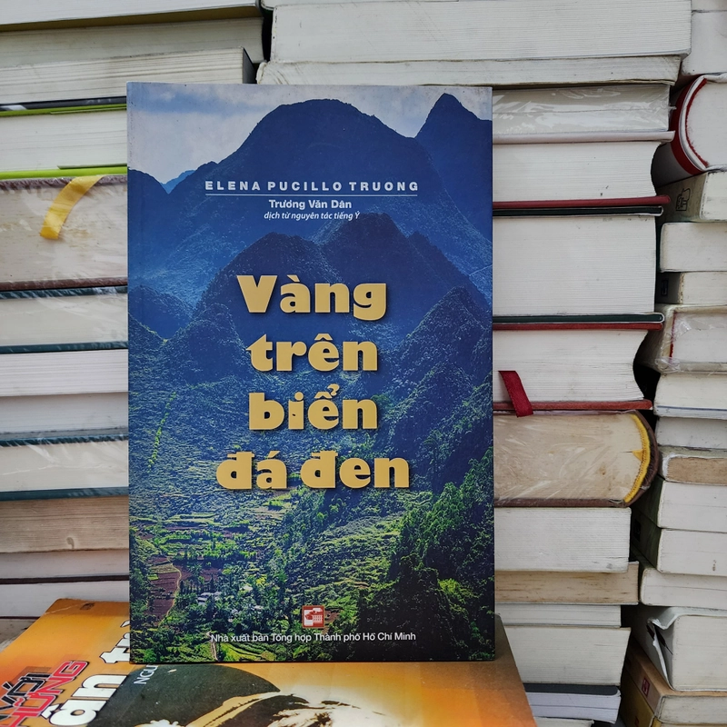 Vàng trên biển đá đen | Elena Pucillo  550311
