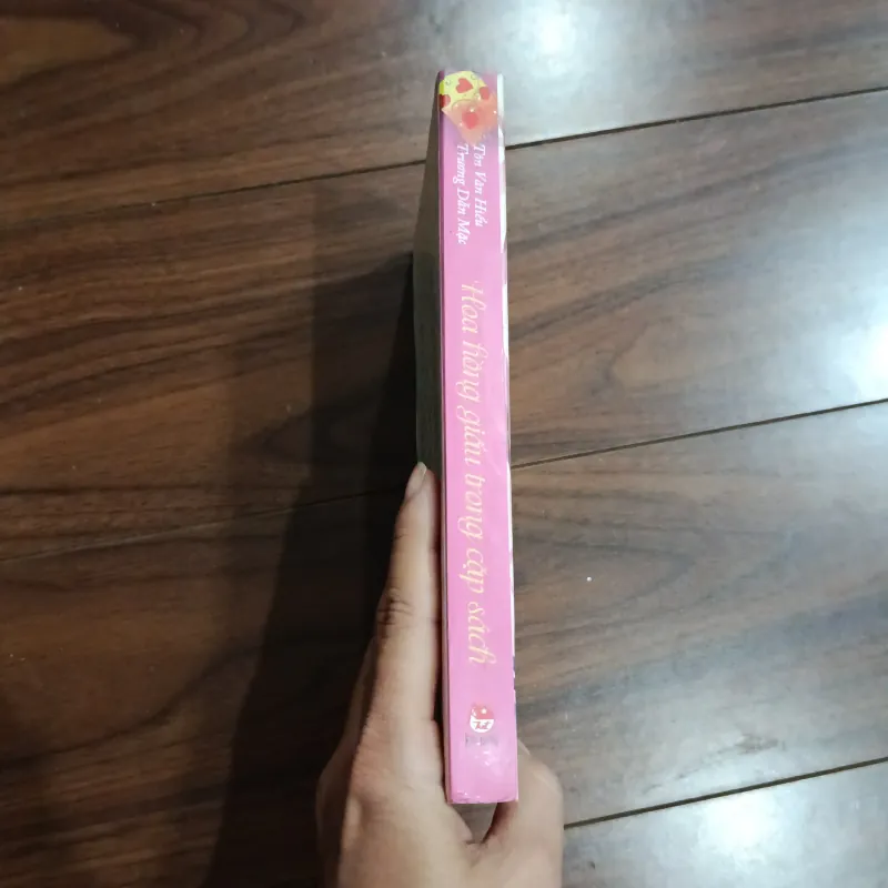 Hoa hồng giấu trong cặp sách 757441