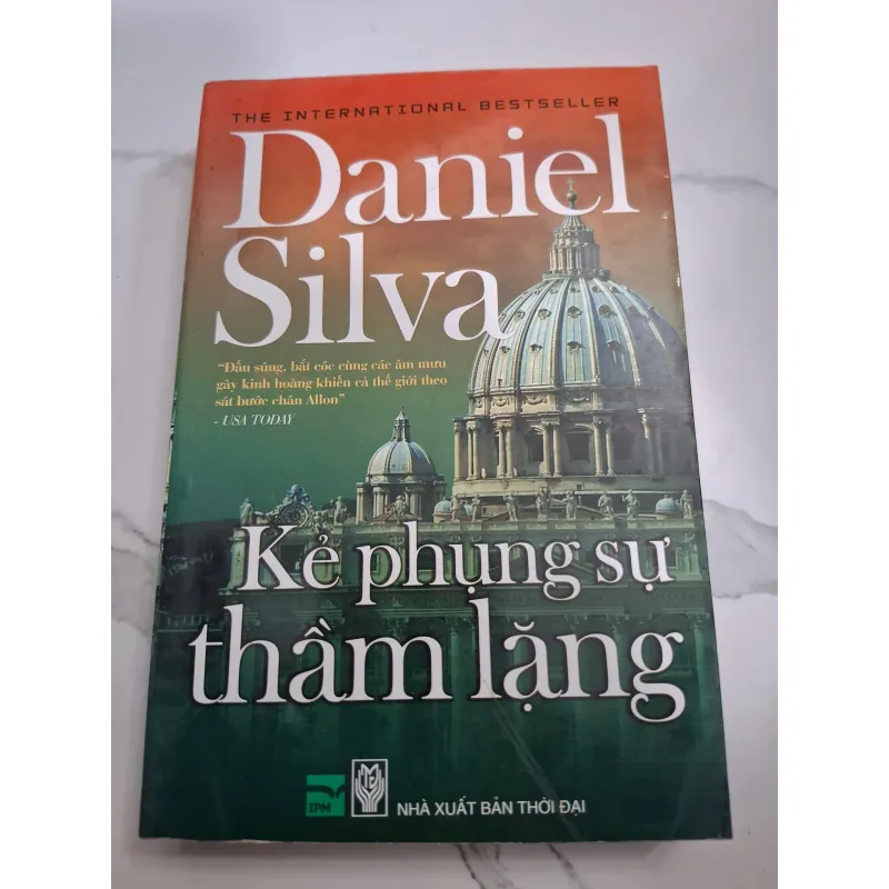 Kẻ phụng sự thầm lặng (The Confessor) - Daniel Silva 604790