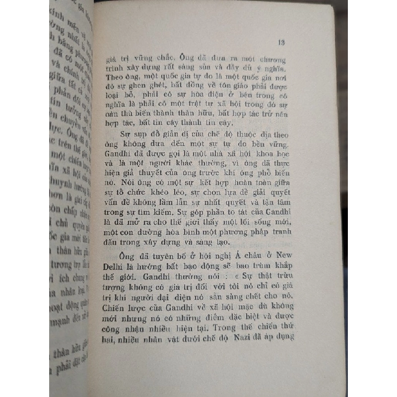 THÁNH GANDHI VÀ MỘT THẾ GIỚI - PHẠM KIM KHÁNH DỊCH 198353