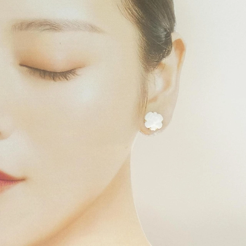 Bông tai nhỏ Camellia của Chanel - Hàng hiệu Authentic 843447