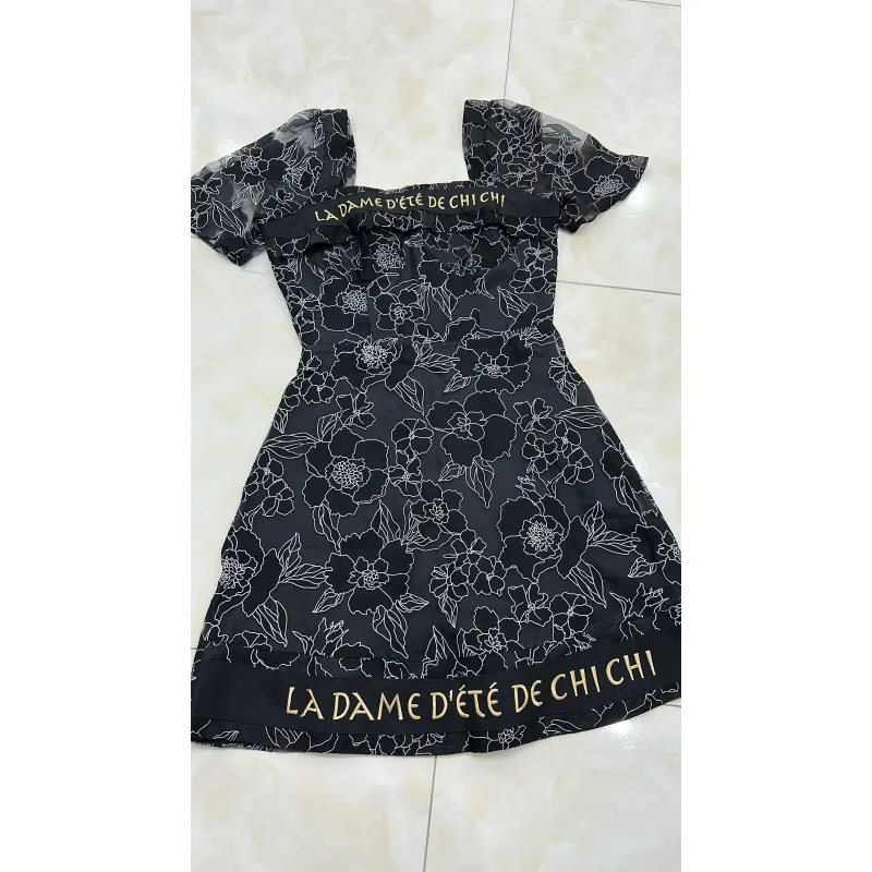 Đầm nữ tay ngắn in hoa màu đen phối chữ LA DAMÉ D'ÉTÉ DE CHI CHI 761072
