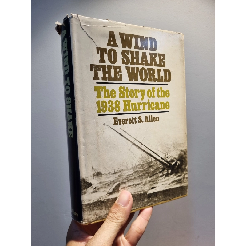 A WIND TO SHAKE THE WORLD : The Story of the 1938 Hurricane - Everett S. Allen 223296