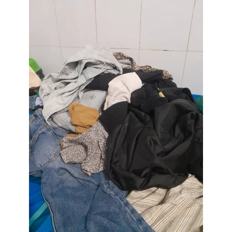 Chăn màn, quần áo hỗn hợp nhiều màu sắc chất liệu vải cotton, polyester 1008420