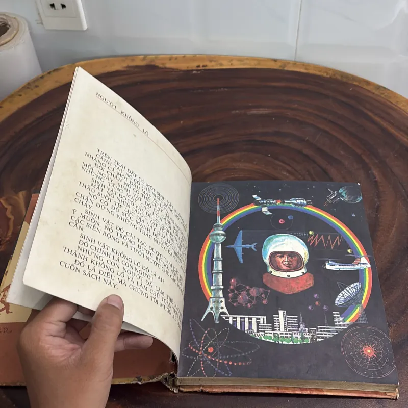 [Xem Kỹ Ảnh] - II Sách Lịch Sử: Con Người Trở Thành Khổng Lồ - 1982 1022276