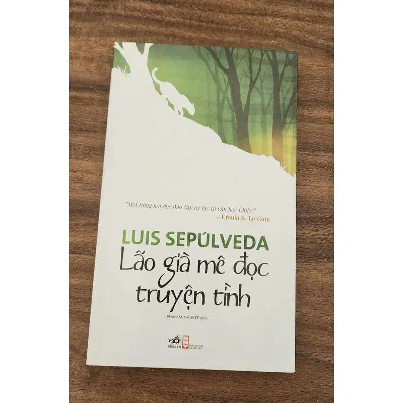 LÃO GIÀ MÊ ĐỌC TRUYỆN TÌNH - Luis Sepúlveda 720270