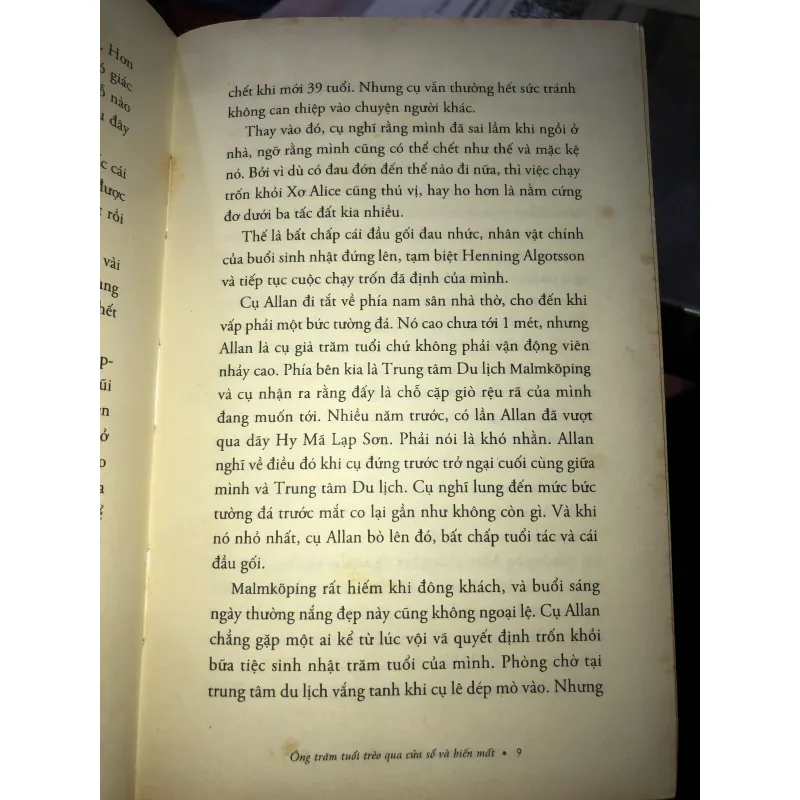 Ông trăm tuổi trèo qua cửa sổ và biến mất - Jonas Jonasson 1024816