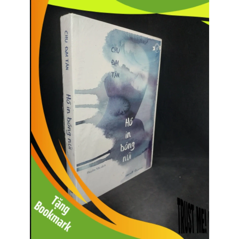 (TẶNG BOOKMARK) Hồ in bóng núi mới 90% RBK1102 945030