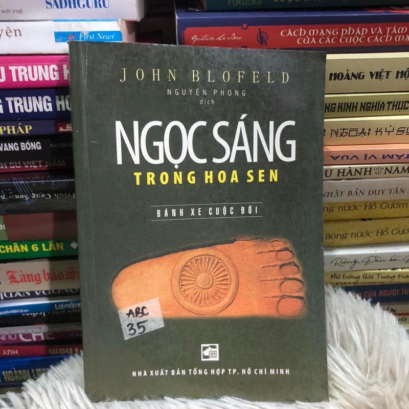 Ngọc sáng trong hoa sen -  John Blofeld 166077