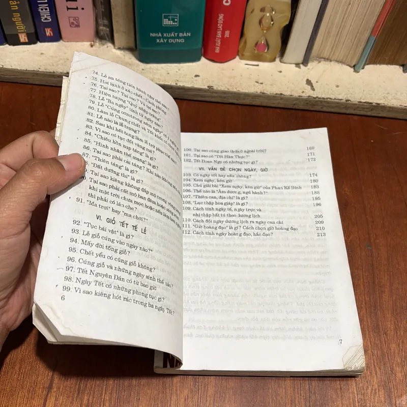 II Văn Hoá Việt: Một Trăm Điều Nên Biết Về Phong Tục Việt Nam - Tân Việt - 1997 800351