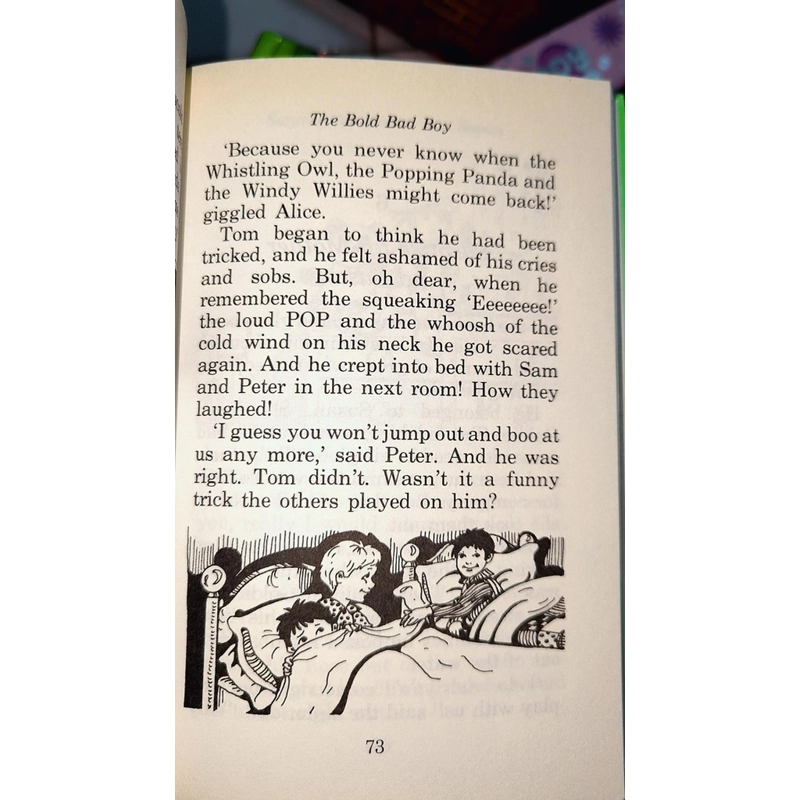 Tuyển tập ngoại văn thiếu nhi Enid Blyton - A hole in her pocket and other stories 502906