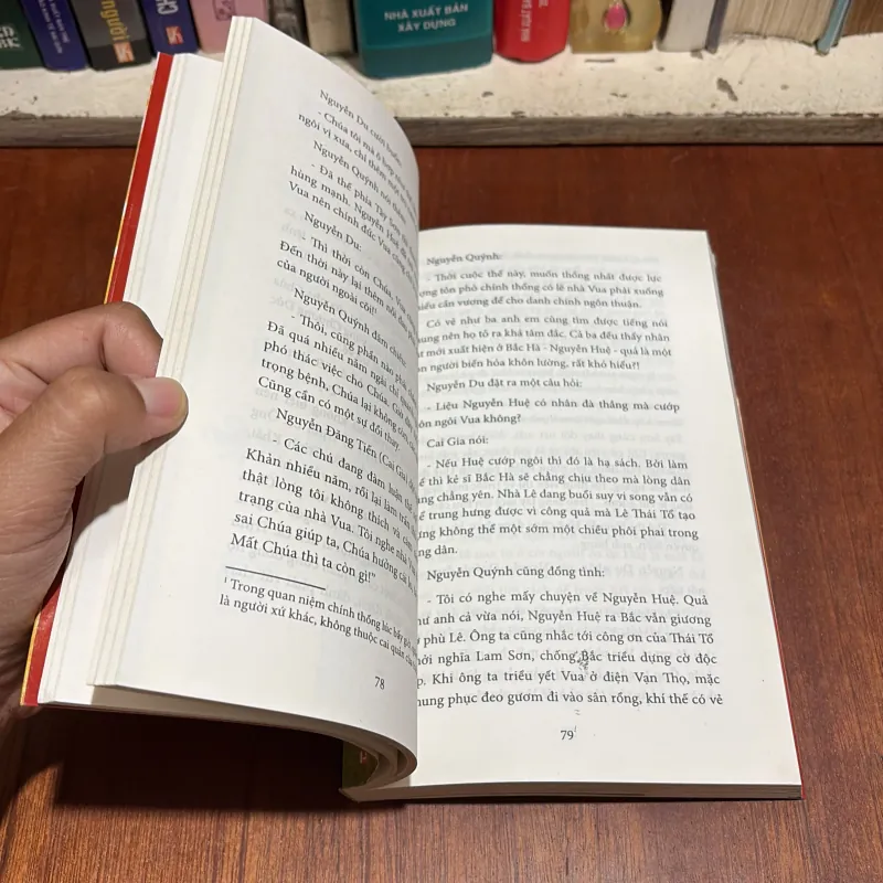 II Văn Học: Nguyễn Du _ Trên Đường Gió Bụi - Hoàng Khôi - 2002 801119