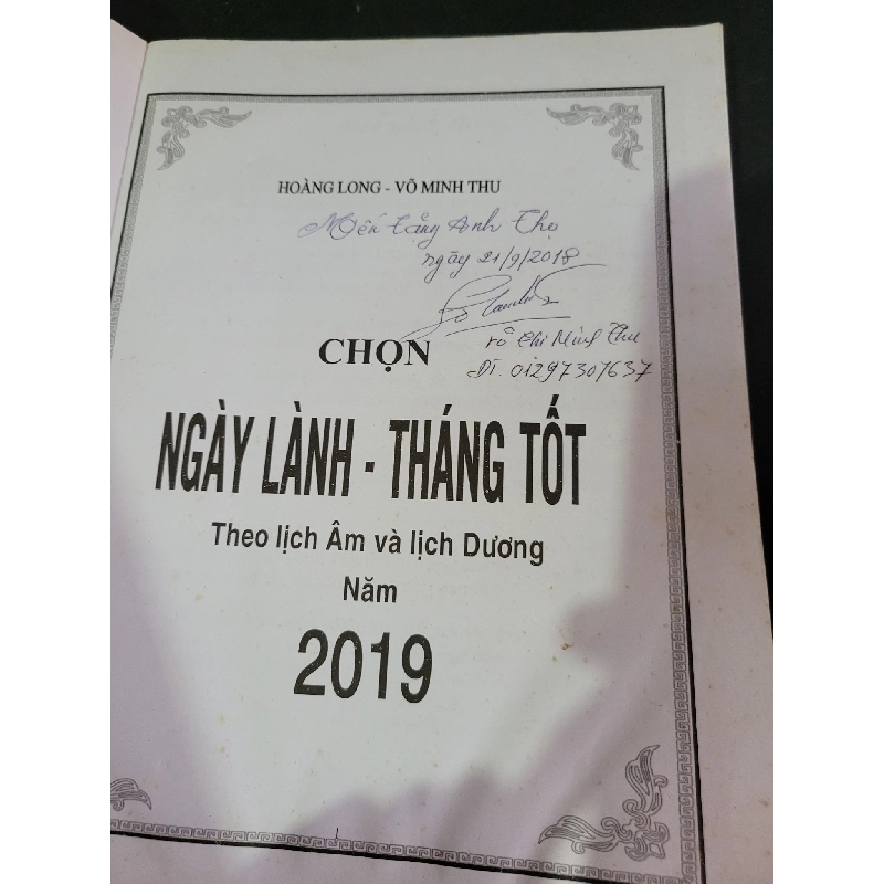 Hướng dẫn chọn ngày lành tháng tốt theo lịch âm và lịch dương năm 2019 mới 80% bẩn bìa, ố nhẹ, bị ẩm, có chữ ký 2018 Hoàng Long - Võ Minh Thu HCM3004 TÂM LINH - TÔN GIÁO - THIỀN 919192