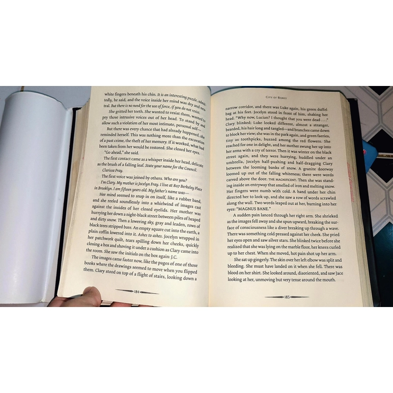 Cassandra Clare (#1 NYT Bestselling author) - City of Bones (Hardcover) 470387
