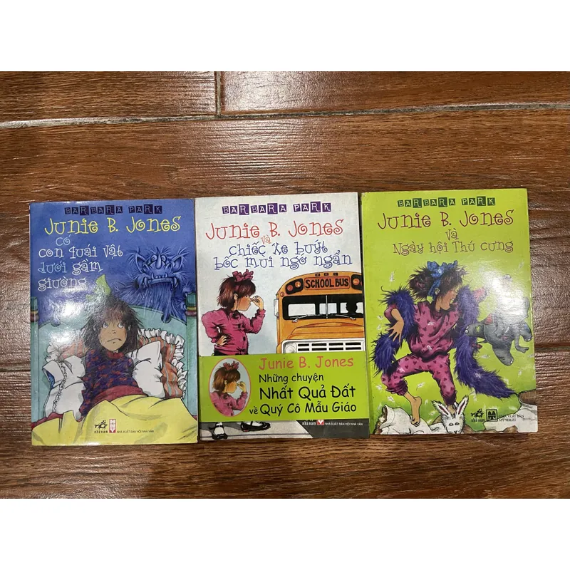 Junie B.Jones và ngày hội thú cưng.  Junie B.Jones và chiếc xe buýt bốc mùi ngớ ngẩn ..(6 715359