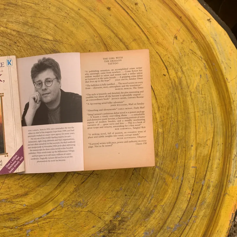 COMBO THE GIRL WITH THE DRAGON TATTOO & SIT, WALK, STAND 762281