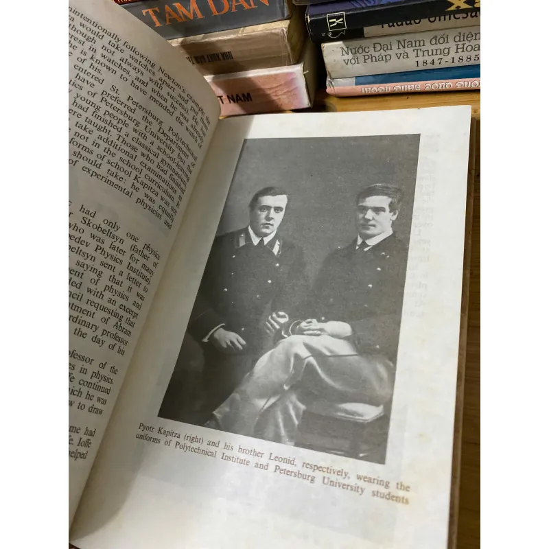 Sách cũ: Kapitza: Life and Discoveries - F. B. Kedrov 1020130