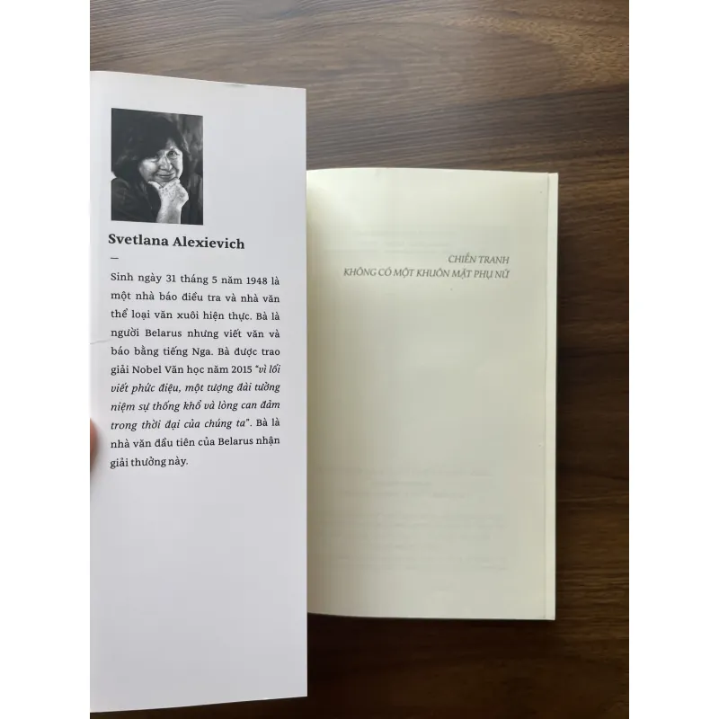 Chiến trang không có một khuôn mặt phụ nữ - Svetlana Alexievich 1005407
