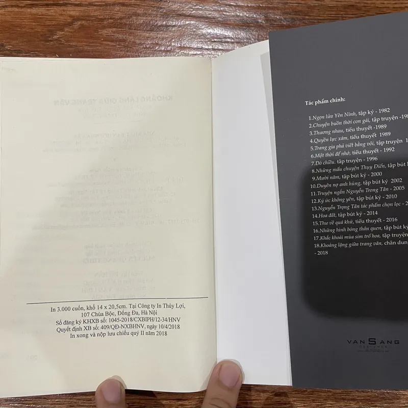 Khoảng lặng giữa trang văn - 234 chân dung nhà văn Việt Nam đương đại (7) 594488