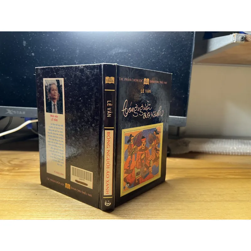 Bóng người áo xanh (bìa cứng) 709159