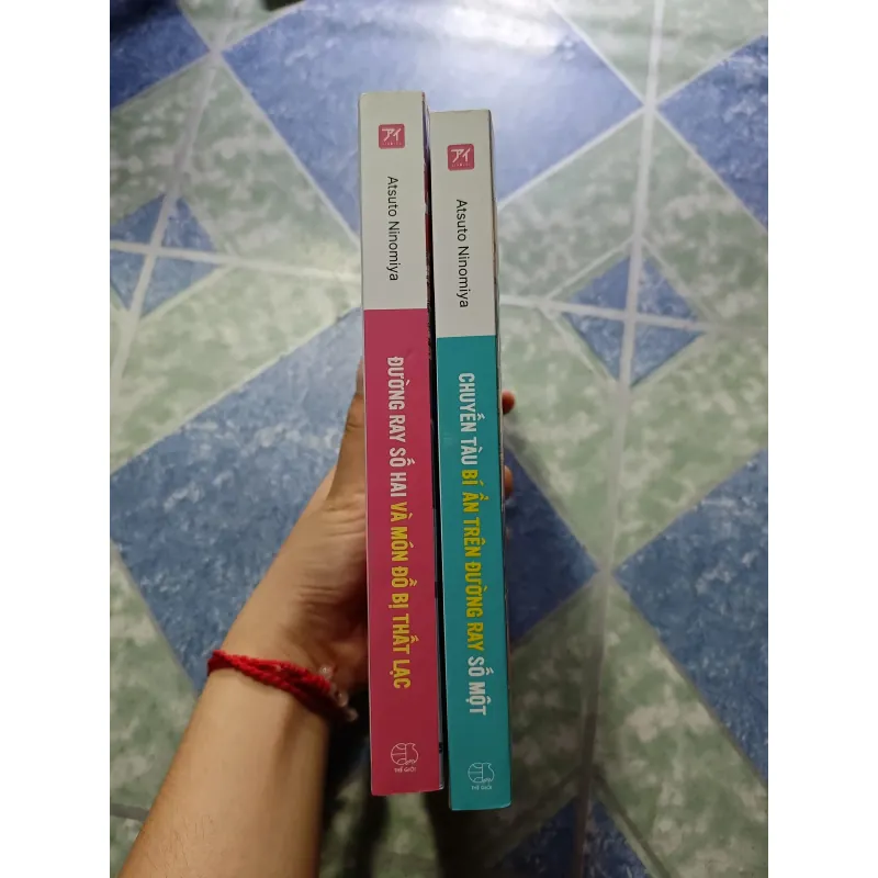 Chuyến tàu bí ẩn trên đường ray số 1 + Đường ray số 2 và món đồ bị thất lạc 1003431