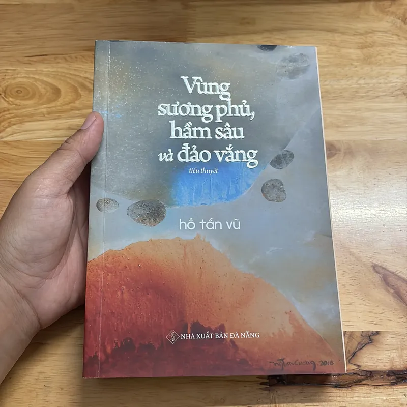 [Chữ Ký Tác Giả] - II Tiểu Thuyết: Vùng Sương Phủ, Hầm Sâu Và Đảo Vắng - Hồ Tấn Vũ - 2025 689796