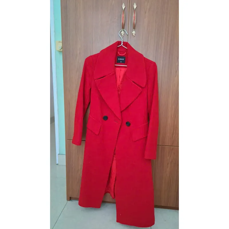 Áo khoác dạ dáng dài phối nút cạp cao màu đỏ phong cách hiện đại 745133