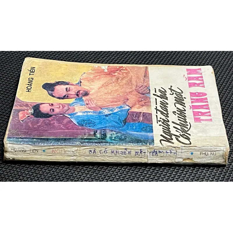 Người đàn bà có gương mặt trăng rằm 995839