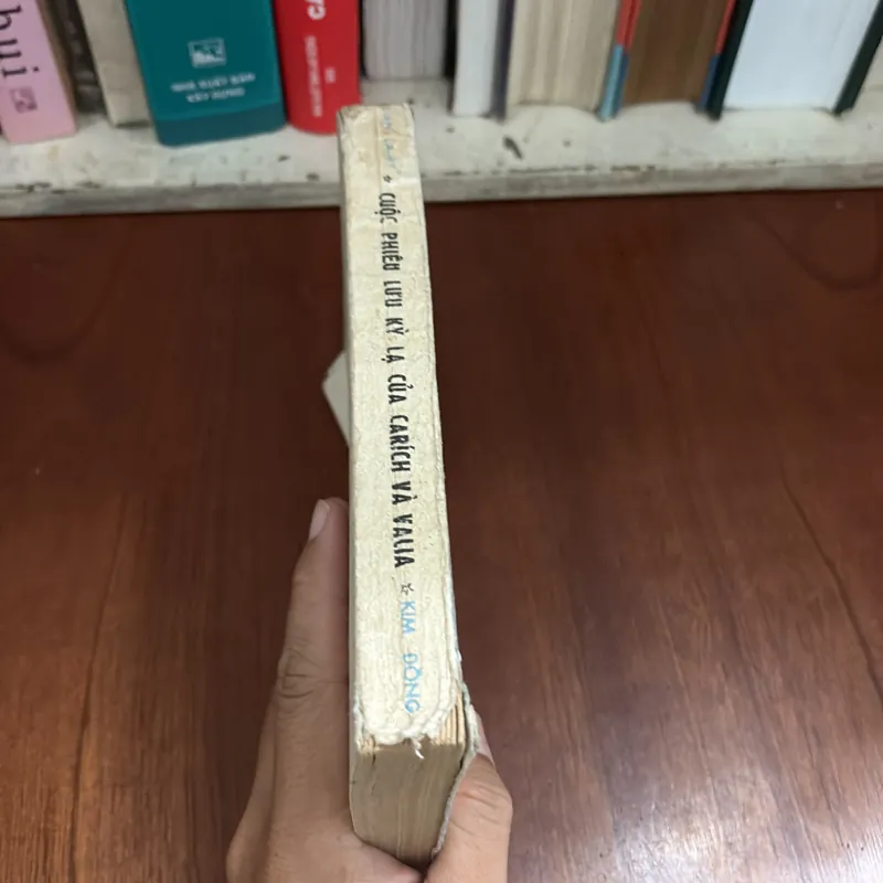 II Sách Xưa: Cuộc Phiêu Lưu Kỳ Lạ Của Carích Và Valia - Ian Lary - 1983 605987