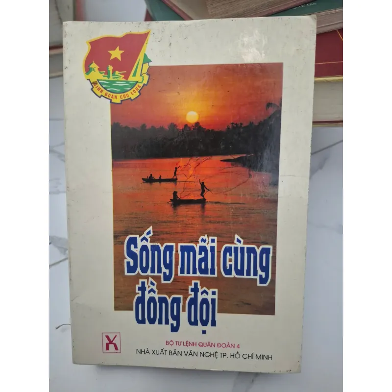 Sống mãi cùng đồng đội - Bộ Tư Lệnh Quân Đoàn 4 (Nhà Xuất Bản Văn Nghệ TP. Hồ Chí Minh) 696380