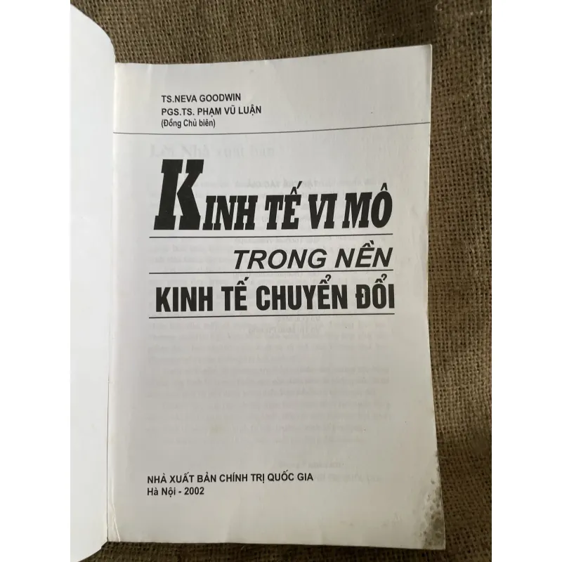 Kinh tế vĩ mô trong nền kinh tế chuyển đổi.- TS. Neva Goodwin và PGS.TS. Phạm Vũ Luận  960538