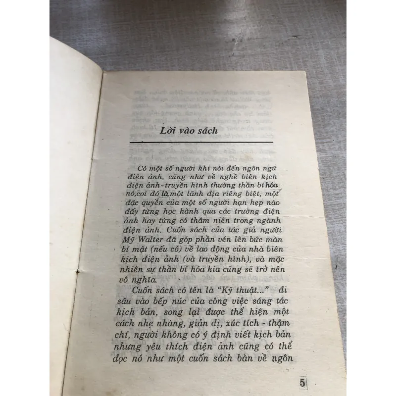 Kỹ thuật viết kịch bản điện ảnh và truyền hình 781812