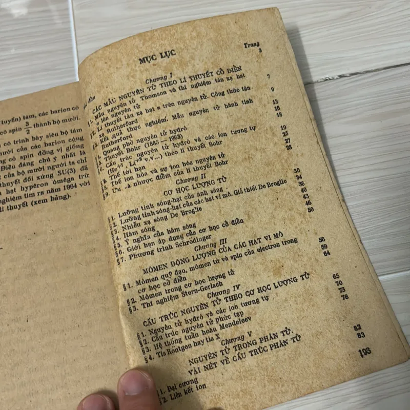 Sách cũ”Vật lý nguyên tử và hạt nhân” 792042