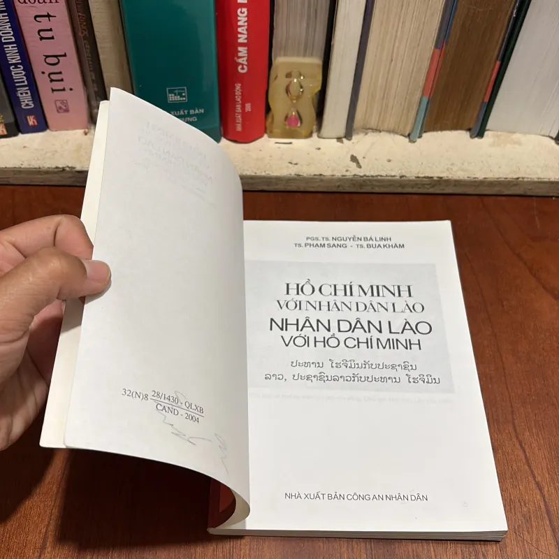 II Sách Lịch Sử: Hồ Chí Minh Với Nhân Dân Lào - 2005 800355