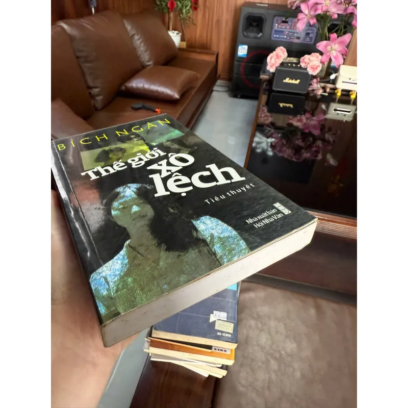 Thế giới xô lệch” – Bích Ngân 975427