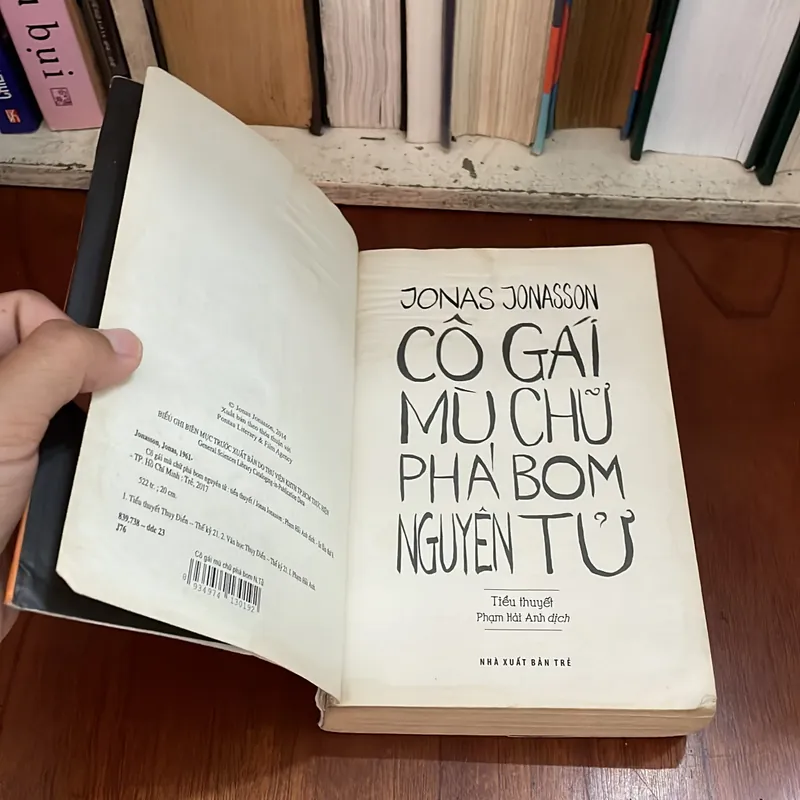 II Tiểu Thuyết: Cô Gái Mù Chữ Phá Bom Nguyên Tử - JONAS JONASSON - 2018 576365