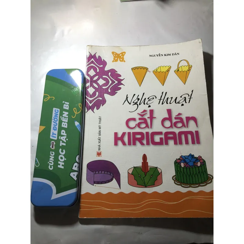 Sách “Nghệ thuật cắt dán Kirigami” và tặng kèm hộp bút cho bé 720641