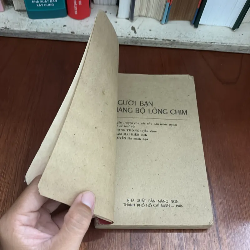 II Sách Xưa: Người Bạn Mang Bộ Lông Chim - Nhiều Tác Giả - 1986 605997