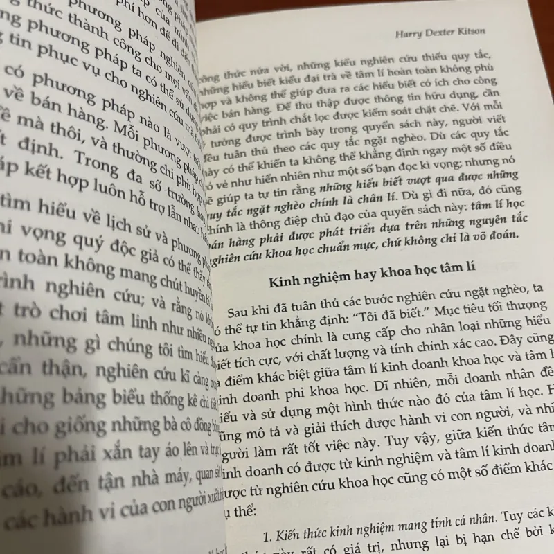 Chu du vào tâm trí khách hàng Harry Dexter Kitson 1005219