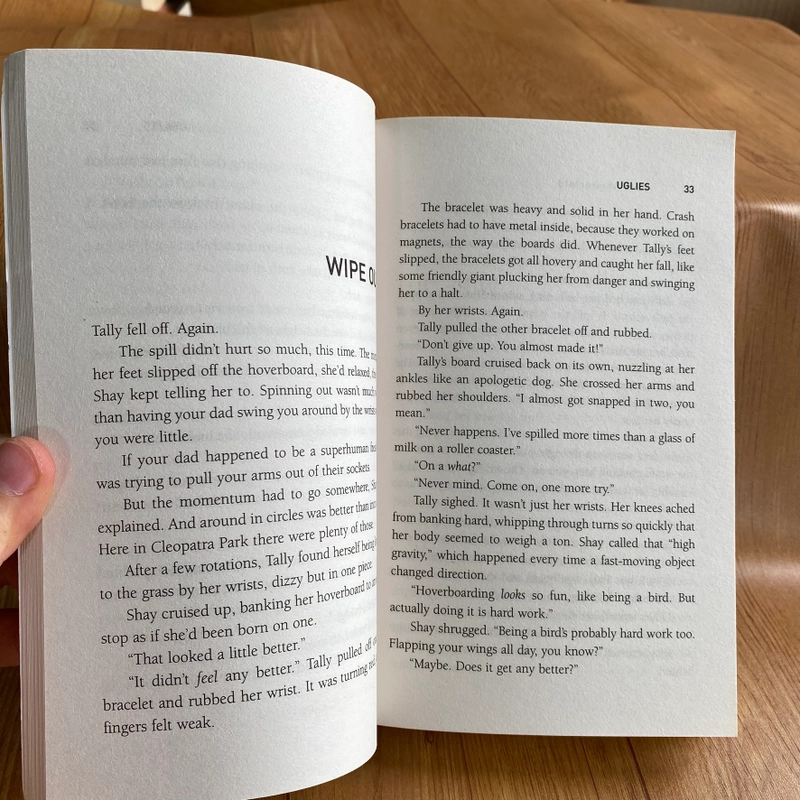 (Tiếng Anh) Uglies - by Scott Westerfeld - Lion Bookstore Sách ngoại văn cũ 469443