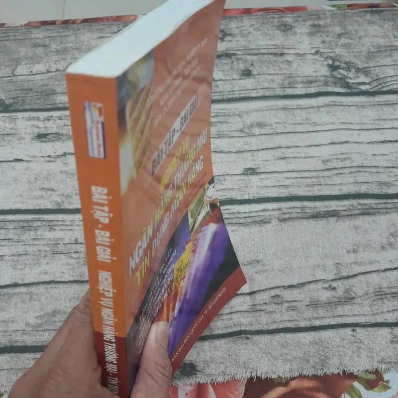 Bài tâp-Bài giải Nghiệp vụ Ngân hàng Thương mại Tín dụng. Chủ biên Phó GS TS Phan Thị Cúc. 675443