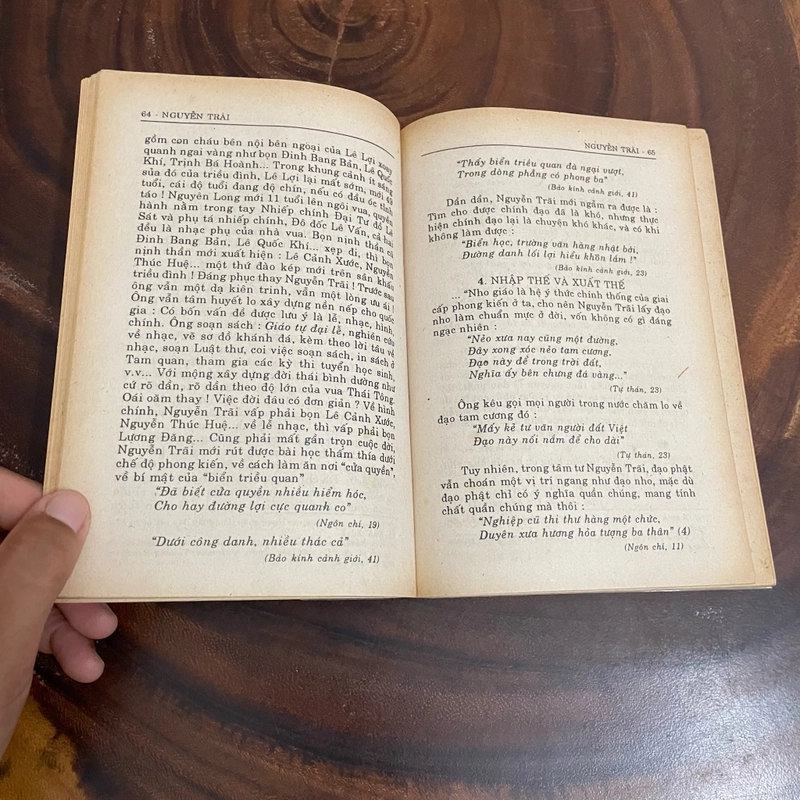 II Tựa sách: Phê Bình, Bình Luận Văn Học _ Nguyễn Trãi - Vũ Tiến Quỳnh - 1995 462525