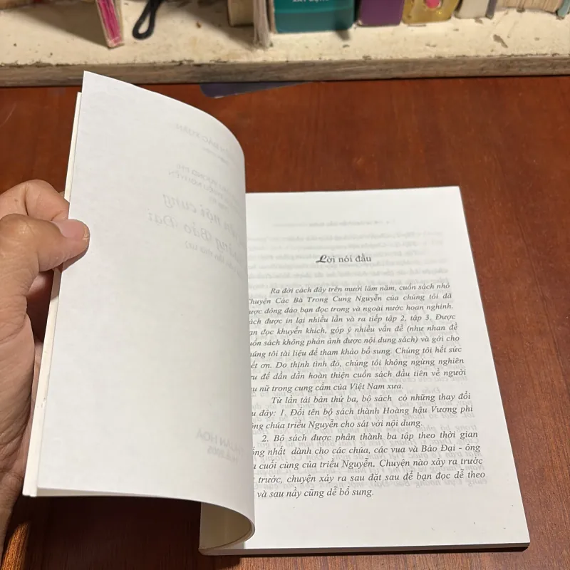 II Sách Lịch Sử: Chuyện Nội Cung Cựu Hoàng Bảo Đại - Nguyễn Đắc Xuân - 2005 995101