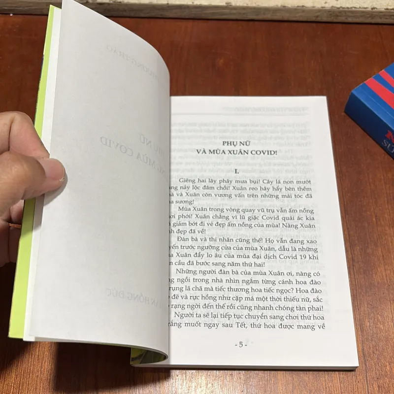 II Sách: Phụ Nữ Và Những Mùa Covid - Phạm Thị Phương Thảo - 2022 786232